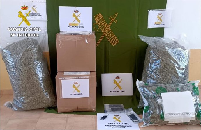 Drogas recuperadas por la Guardia Civil de la Guardia Civil del Puesto de Sisante tras detener a dos personas.