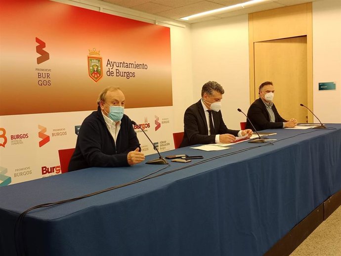 En el centro de la imagen el presidente de la Sociedad Promueve y vicealalde de Burgos, Vicente Marañón.