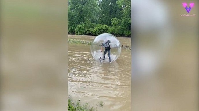 ¿Te Atreverías A Cruzar Un Río Dentro De Una Bola Gigante?