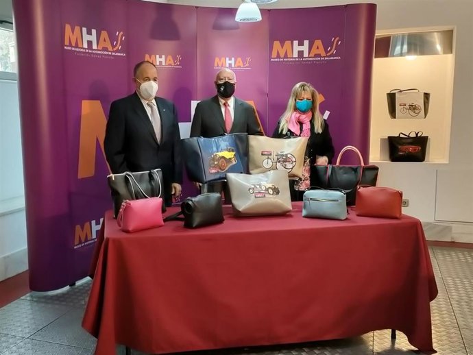 Presentación De La Colección De Bolsos Del MHAS Con La Presencia De Luis Miguel Mata, Juan José Sánchez E Imelda Sánchez, De Izquierda A Derecha.