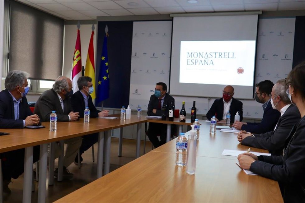 El consejero de Agricultura, Francisco Martínez Arroyo, con la la Asociación Monastrell