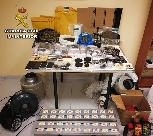 Efectos intervenidos por la Guardia Civil en un operativo con envíos con droga interceptados en un servicio de paquetería en Cambados (Pontevedra).