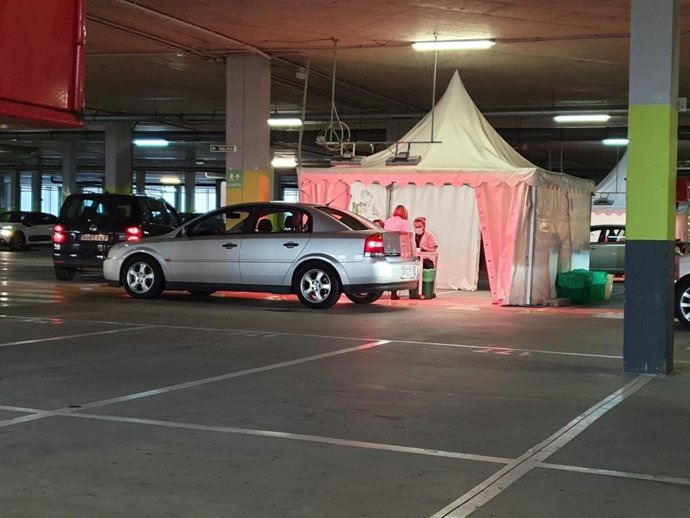 Vacunación en el parking 3 del HUCA, en Oviedo.