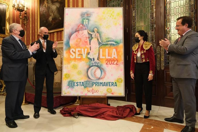 De izquierda a derecha, Francisco Vélez, presidente del Consejo de Hermandades; el alcalde de Sevilla, Antonio Muñoz; la autora María Tapia, y el delegado de Fiestas Mayores, Juan Carlos Cabrera, en la presentación del cartel de las Fiestas de Primavera.