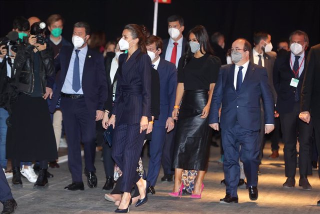 La Reina Letizia y en la segunda fila, el alcalde de Madrid, José Luis Martínez Almeida (2i), la vicealcaldesa de Madrid, Begoña Villacís (3i) y el ministro de Cultura, Miquel Iceta (d), a su llegada a la inauguración de la 41ª edición de ARCO