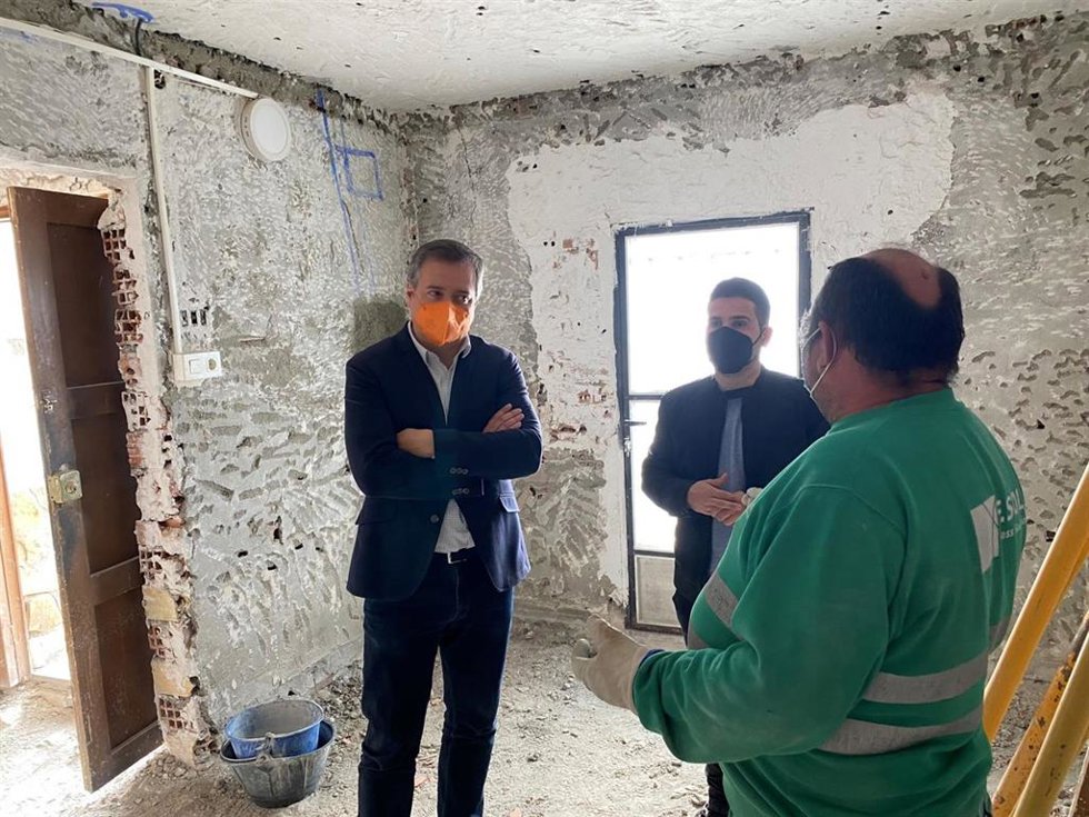 El delegado de Administración Local de Almería, José Luis Delgado, visita obra en Líjar (Almería).