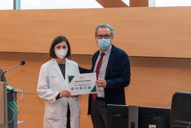 El director gerente, Josep Pomar, entrega la acreditación de la Unidad a la Dra. Ana Belén Martínez.