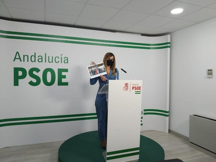 La responsable territorial de la Sierra de la Ejecutiva Provincial del PSOE de Huelva y vicepresidenta del Patronato Provincial de Turismo, Modesta Romero, con una foto de Fitur.