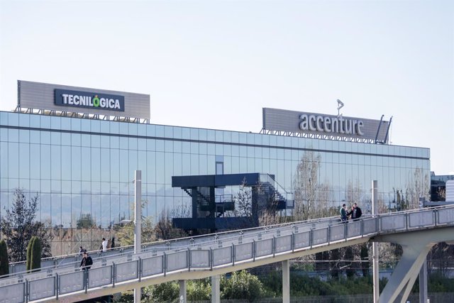 Archivo - Sedes de la empresas Tecnilógica y Accenture en el Parque Empresarial La Finca de Pozuelo de Alarcón, en Madrid.