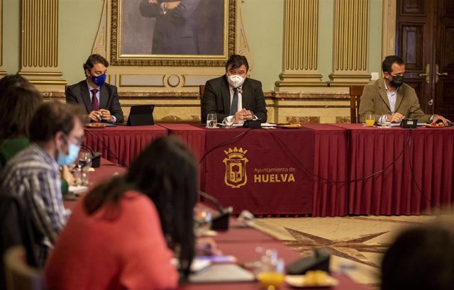 El alcalde de Huelva, Gabriel Cruz, ha ofrecido un desayuno informativo para anunciar los primeros proyectos municipales con los fondos Next Generation.