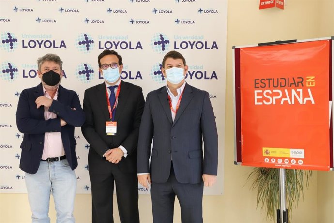 De izquierda a derecha, Carlos García, vicerrector de Investigación de Loyola; Alfonso Gentil, director del SEPIE, y Borja Martín, director de Relaciones Internacionales de Loyola
