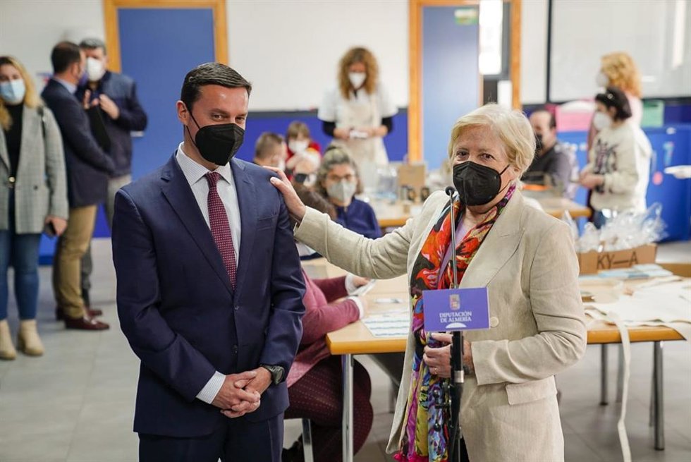 El presidente de la Diputación de Almería, Javier Aureliano García, y la presidenta de Asalsido, Josefina Soria.