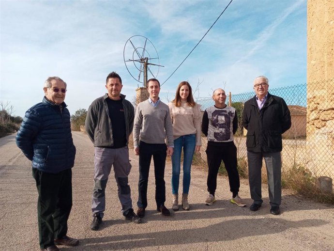 El portavoz del PP en el Consell de Mallorca, Lloren Galmés, acompañado por la consellera 'popular', Antonia Roca y el presidente de la junta de distrito de Sant Jordi, Gaspar Oliver.