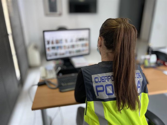 Detenido un hombre en Orihuela por grabar a la hija de su pareja, menor de edad, en el baño