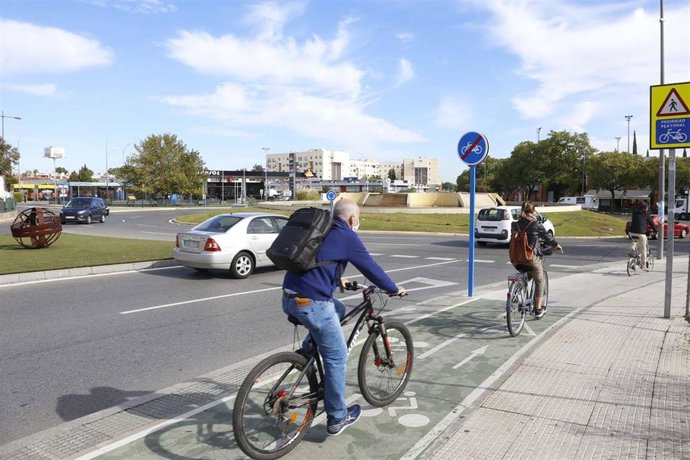 Archivo - Ciclistas en el entorno de Ciudad Expo y Cavaleri.