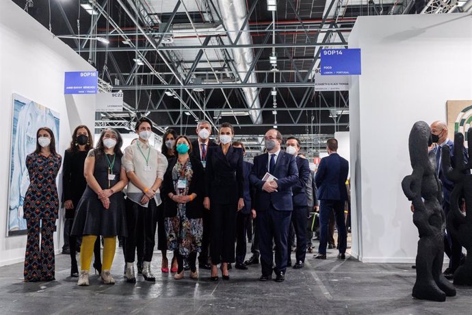 La directora de Arco, Maribel López; la Reina Letizia y el ministro de Cultura, Miquel Iceta en el stand de la Galería FOCO, en la inauguración de la 41 edición de la Feria Internacional de Arte Contemporáneo-ARCO