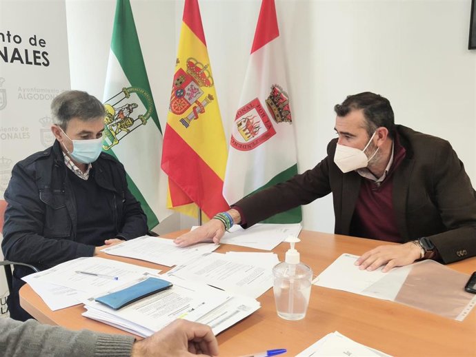 Javier Pizarro con el alcalde de Algodonales.