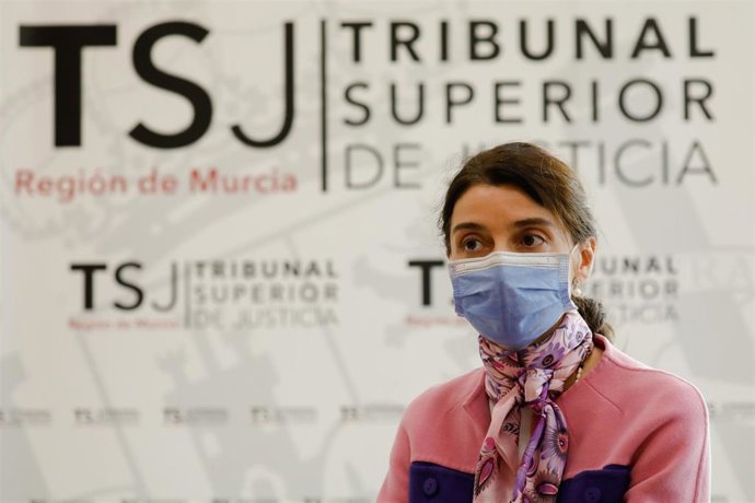 La ministra de Justicia, Pilar LLop, acompañada por el delgado del Gobierno, José Vélez y el presidente del TSJ de Murcia, Pascual Del Riquelme, en la Ciudad de la Justicia de Murcia
