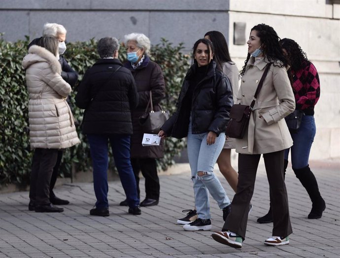 Varias personas caminan por la calle sin mascarilla, a 4 de febrero de 2022, en Madrid (España).