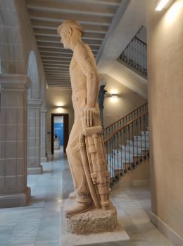 Archivo - Estatua del minero en el Ayuntamiento de Linares.