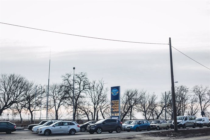 Vehículos en Kramatorsk, situado en el óblast de Donetsk, en la región de Donbass, acuden a una gasolinera, en Kramatorsk (Ucrania). La población ucraniana se está desplazando a puntos más seguros tras registrarse varias explosiones en distintas ciudade