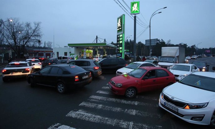 Vehicles fan cua en una benzinera de Kíev