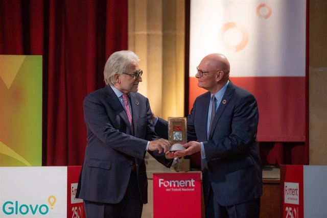El presidente de Foment del Treball, Josep Sánchez Llibre, entrega la Medalla de Honor de Foment del Treball por su 250 aniversario al ceo de GSMA, John Hoffman