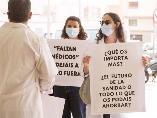Archivo - Varias personas participan en la manifestación convocada en el Hospital Comarcal de Melilla por la plataforma FSE Unida como protesta al sistema de adjudicación de plazas para el MIR este año, a 25 de mayo de 2021, en Melilla (España).