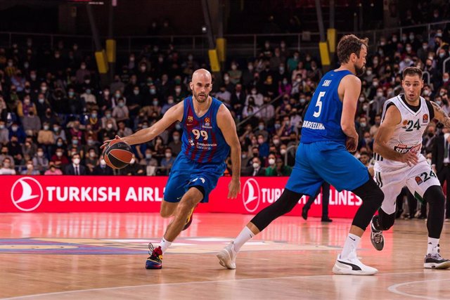 Nick Calathes of FC Barcelona in action during the Turkish Airlines EuroLeague match between FC Barcelona and Panathinaikos OPAP Athens  at Palau Blaugrana on February 03, 2022 in Barcelona, Spain.