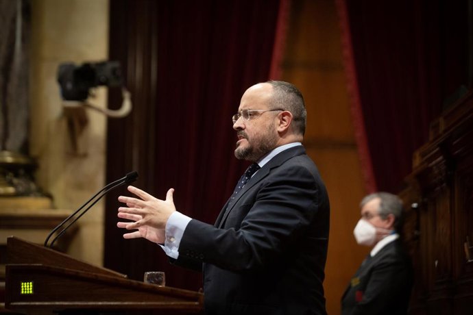 Archivo - El president del PP catal, Alejandro Fernández, en el ple del Parlament