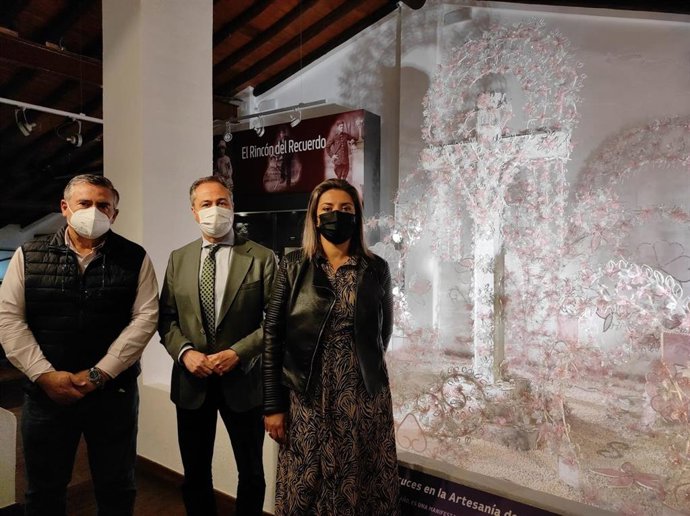 El delegado de Turismo de la Junta en Córdoba, Ángel Pimentel (centro), en el el Museo Arqueológico, Etnográfico y de la Cruz de Añora.