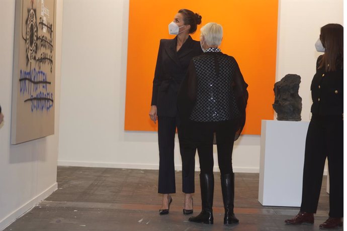 La Reina Letizia durante su visita en la inauguración de la 41 edición de la Feria Internacional de Arte Contemporáneo-ARCO, en IFEMAMadrid, a 24 de febrero de 2022, en Madrid (España). Tras la excepción que supuso la anterior edición en julio del año 