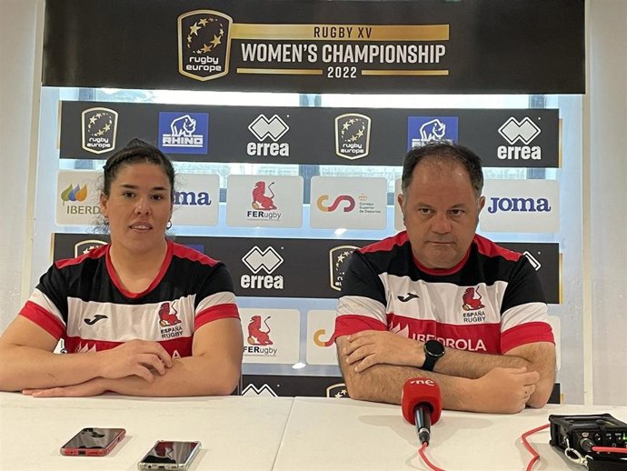 El seleccionador de las 'leonas', José Antonio Barrio, comparece junto a la capitana del equipo, Laura Delgado.