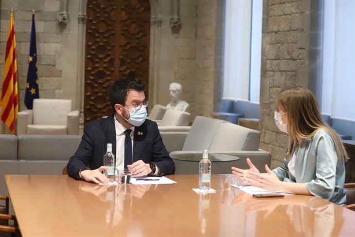 El president de la Generalitat, Pere Aragons, en una reunió amb la consellera d'Acció Exterior i Govern Obert, Victria Alsina, per abordar la situació d'Ucrana.