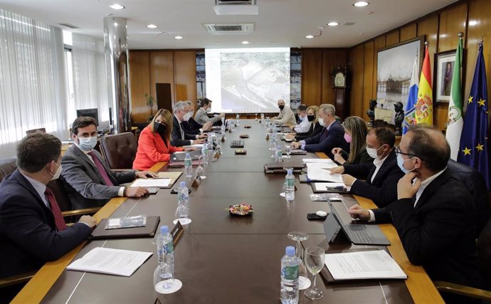 La presidenta del Puero de Huelva ha presidido la reunion del Consejo de Administración del Puerto.