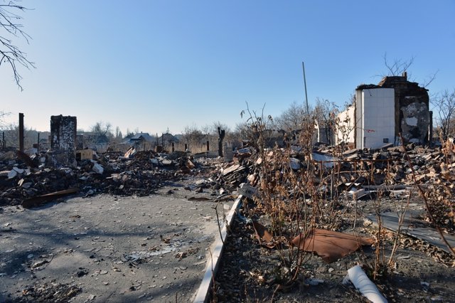 Archivo - Un grupo de casas destruidas en Donetsk.