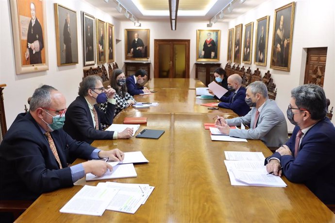 Reunión del ministro Subirats con el recto y miembros de la Universidad de Salamanca.