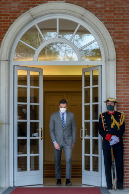 El presidente del Gobierno, Pedro Sánchez, a su llegada a recibir al presidente de la República de Serbia, en el Palacio de la Moncloa, a 23 de febrero de 2022, en Madrid (España). El presidente de Serbia, el nacionalista populista Aleksandar Vucic, ha 