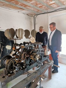 El Delegado Territorial De Turismo De La Junta En Granada, Gustavo Rodríguez, Y El Alcalde De Albuñuelas (Granada), José Díaz Alcántara, Junto A La Maquinaria Del Reloj Que Será Restaurado.
