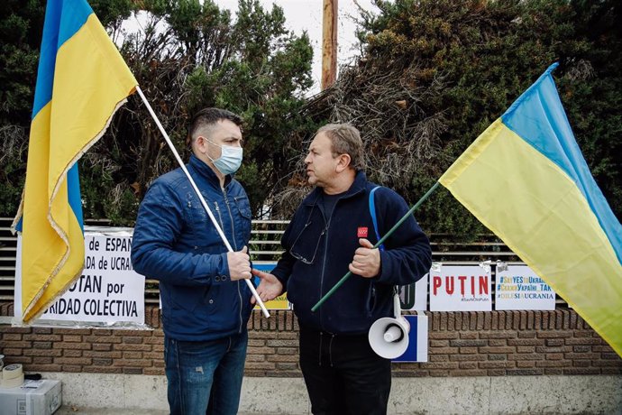 Dos hombres con banderas en una concentración ante la embajada rusa en Madrid tras los primeros ataques rusos registrados en Ucrania esta pasada madrugada, a 24 de febrero de 2022, en Madrid (España). Ucranianos residentes en Madrid y familiares de pers