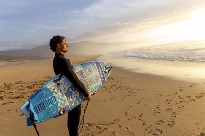 Archivo - El surfista español Gony Zubizarreta