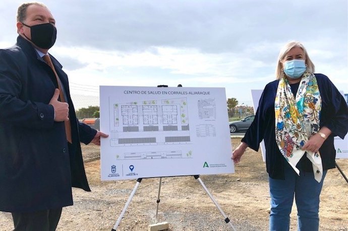 La delegada de Salud y Familias, Manuela Caro; junto al alcalde de Aljaraque, David Toscano; han presentado este jueves el proyecto completo del futuro nuevo consultorio de Corrales.