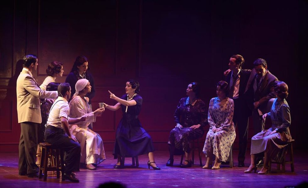 La actriz Laura Enrech, con vestido azul y lazo blanco, interpreta a la protagonista,  junto a sus compañeros en el pase gráfico del musical de El tiempo entre costuras, en Espacio Ibercaja Delicias, a 24 de febrero de 2022, en Madrid (España). La obr