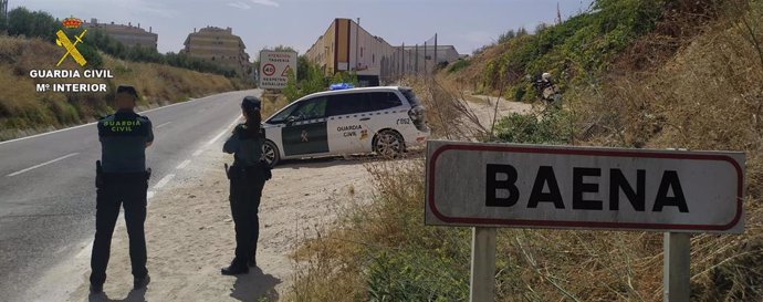 Archivo - Una patrulla de la Guardia Civil en Baena.