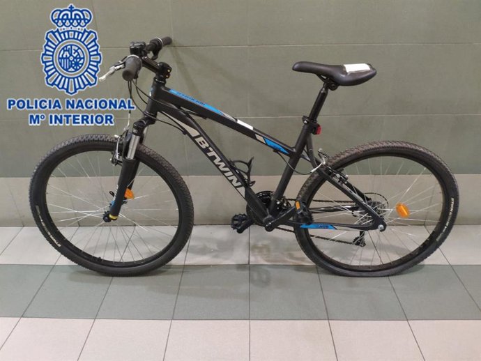 Bicicleta recuperada por la Policía Nacional que había sido robada en un trastero del barrio gijonés de Nuevo Gijón