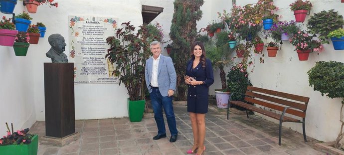 La delegada territorial de Turismo de la Junta, Nuria Rodríguez, visita Estepona junto al alcalde, José María García Urbano.