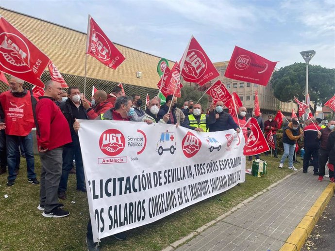 Protestas de trabajadores del transporte sanitario a las puertas del Edificio de Gobierno del Virgen del Rocío.