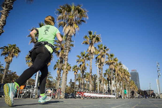 Archivo - Imatge d'una noia que fa esport a Barcelona