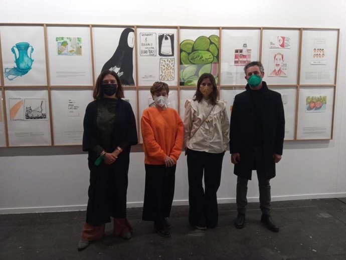 La directora general de Cultura, Catalina Solivellas, y el director gerente del Instituto de Estudios Baleáricos (IEB), Pere Malondra, durante su visita al stand de Baleares en ARCO Madrid 2022.