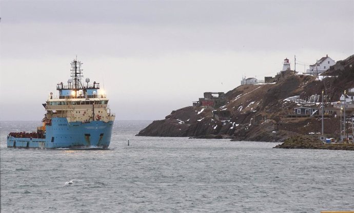 El buque canadiense Nexus llega al Puerto de San Juan de Terranova, a 18 de febrero de 2022, en San Juan, Terranova (Canadá). Los barcos con los tres supervivientes y los nueve cuerpos recuperados tras el naufragio del pesquero con base en Marín (Pont